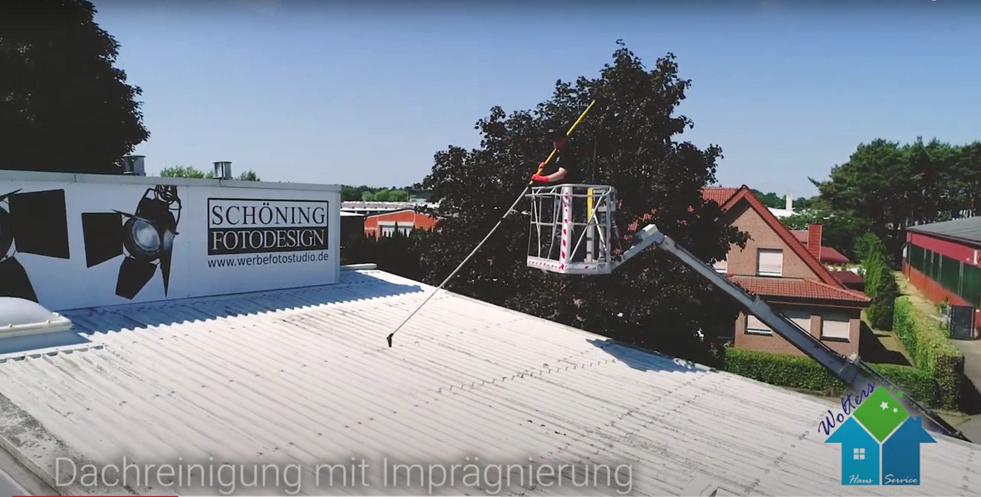 Vollst&auml;ndige Dachreinigung in Osterwald mit Teleskoplanze.